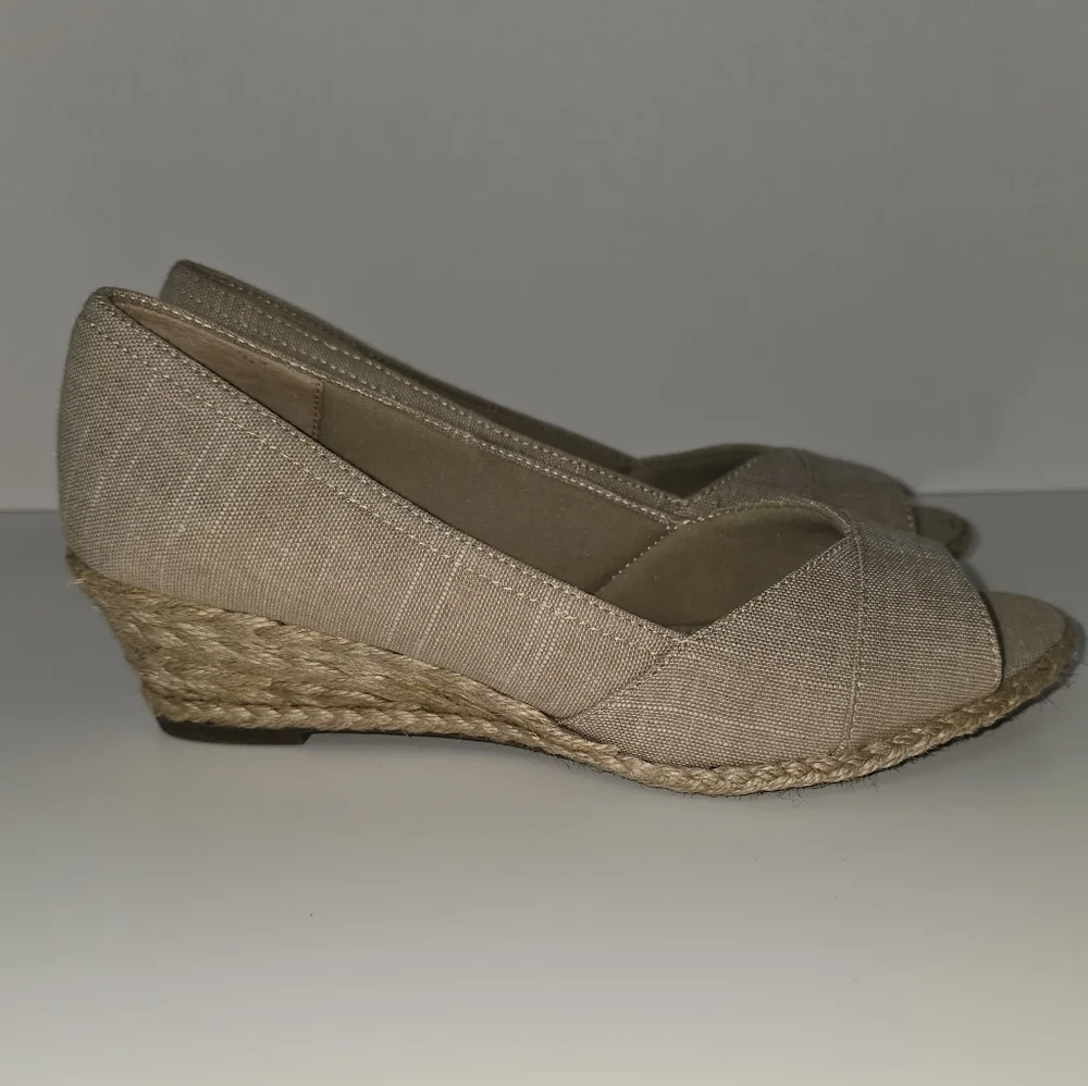 Coach Women's Tan Peep-Toe Flats, Size 6.5 - Picture 3 of 11